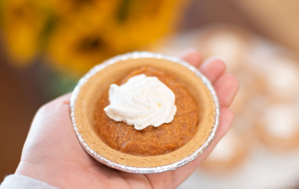 Mini no-bake pumpkin pies are a perfect easy fall and holiday dessert. They taste just like traditional pumpkin pie with a graham cracker crust but without the need to bake!  #nobakerecipes #pumpkinpie #thanksgiving